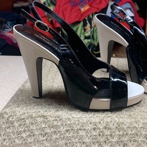 Newport News Heeled Open Toe Shoes Black/White Sz 8 NWOT